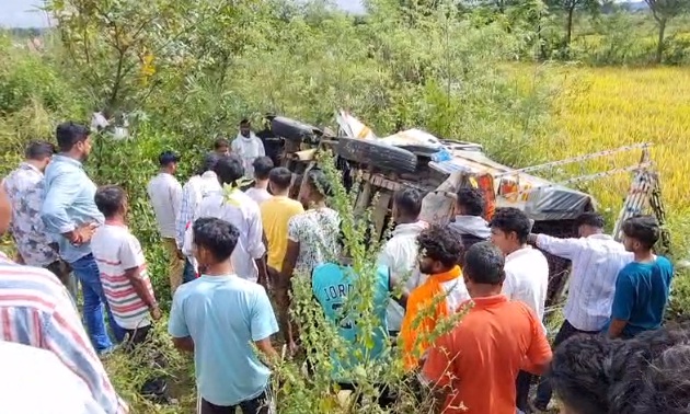 Road Accident: बुंडू के गोसाईंडीह में बड़ा हादसा, टायर फटने के बाद वाहन पलटा, जनाक्रोश रैली में शामिल होने जा रहे 4 लोगों की मौत, 12 घायल