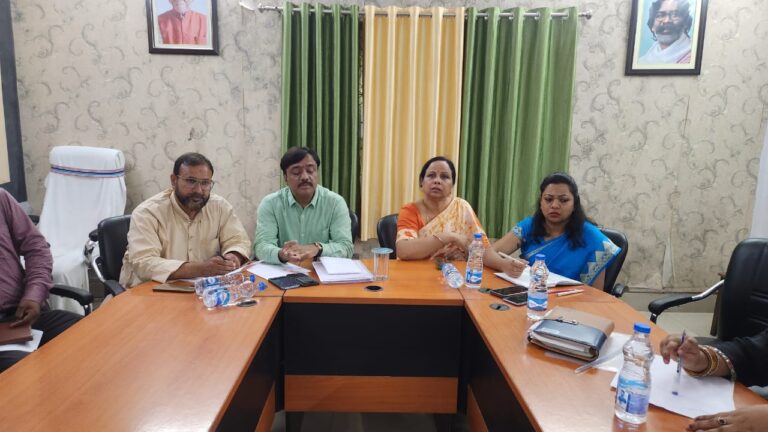 Jamshedpur : बाल आयोग की टीम ने घाटशिला और जमशेदपुर में बाल अधिकार की समीक्षा की