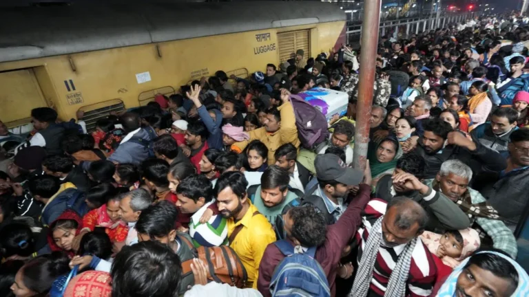 Railway Stamped: बर्द्धमान रेलवे स्टेशन पर बड़ा हादसा, ट्रेन पकड़ने की होड़ में मची भगदड़, कई जख्मी