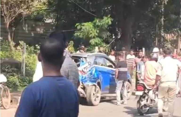 Jamshedpur Road Accident: जुगसलाई में टाटा पिगमेंट गेट के समीप बस ने कार को मारी टक्कर , बाल-बाल बचे सवार, लगा रहा जाम