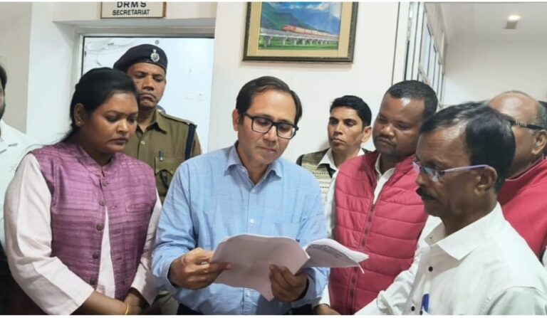 Jamshedpur News :सालगाझुड़ी स्टेशन पर लोकल ट्रेनों का ठहराव बंद, DRM से मिला प्रतिनिधिमंडल