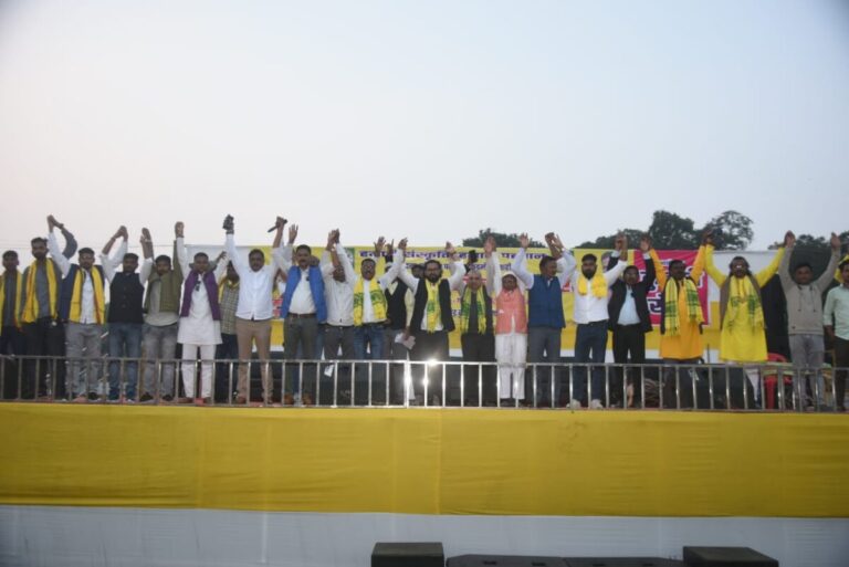 Jamshedpur: बिष्टुपुर में जुटे आंदोलनकारी कुड़मी नेता, बोले-एसटी में शामिल करने तक आंदोलन जारी रहेगा, सांसद विद्युत वरण महतो पर भी साधा निशाना, ये लगाये आरोप