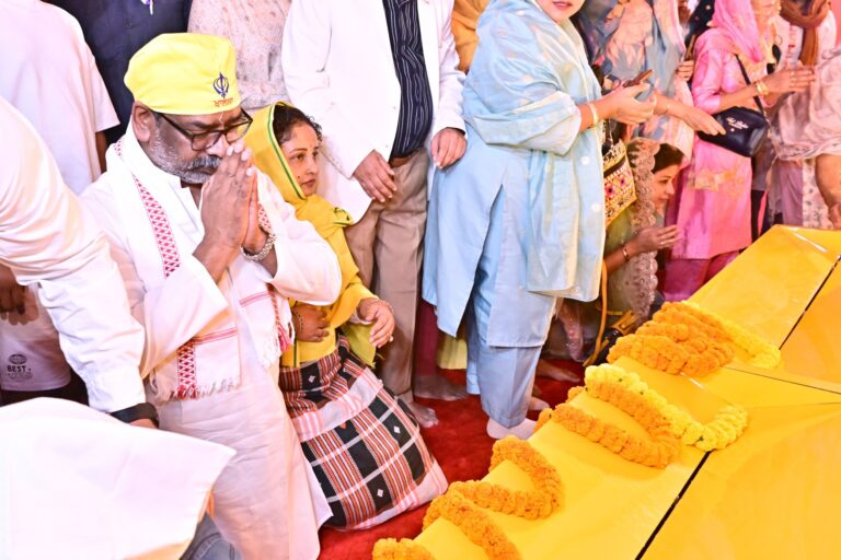 Jharkhand: गुरुनानक जयंती पर 556वें प्रकाश उत्सव में शामिल हुए मुख्यमंत्री हेमंत और कल्पना सोरेन, गुरुग्रंथ साहिब के समक्ष टेका मत्था