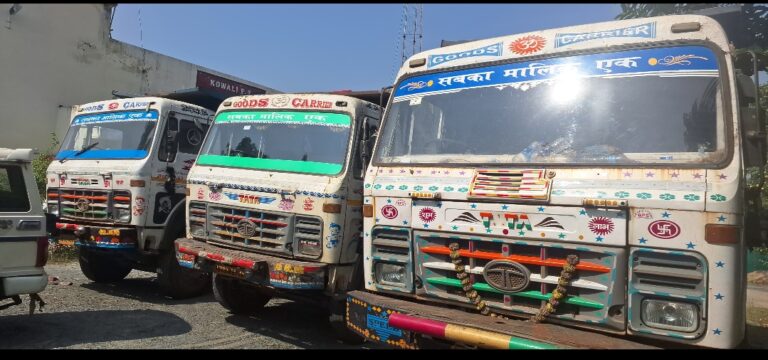 Jamshedpur: रात के अंधेरे में लायलम घाटी के रास्ते हो रही अवैध बालू की तस्करी, कोवाली थाना की पुलिस ने पकड़े तीन हाइवा