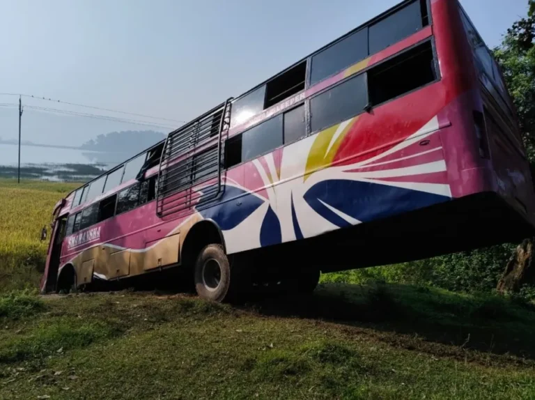 Jamshedpur Road Accident: जमशेदपुर से बोकारो जा रही तेज रफ्तार बस अनियंत्रित होकर डिमना लेक के पास हो गयी दुर्घटनाग्रस्त, बाल-बाल बचे यात्री