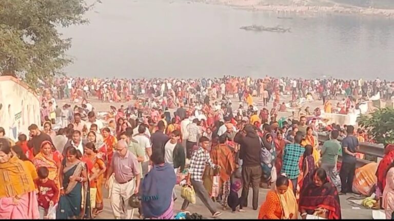 Jamshedpur: कार्तिक पूर्णिमा पर स्वर्णरेखा और खरकई नदी घाटों पर दिखा आस्था और श्रद्धा का संगम, सैकड़ों लोगों ने किया पवित्र स्नान, दान-पुण्य और दीपदान की परंपरा निभाई