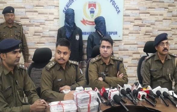 Jamshedpur: बिरसानगर में 10.25 लाख रुपये लूट मामले में दो गिरफ्तार, परसुडीह के लोको कॉलोनी से पकड़ाये, हथियार बरामद