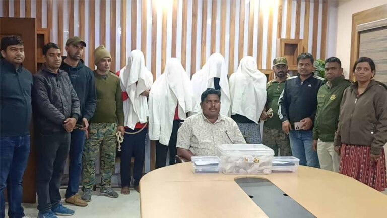 Jamshedpur: समुद्री जीव की तस्करी का भंडाफोड़, साकची के होटल विराट से वन विभाग की टीम ने लाखों का कोरल किया जब्त, 4 तस्कर गिरफ्तार