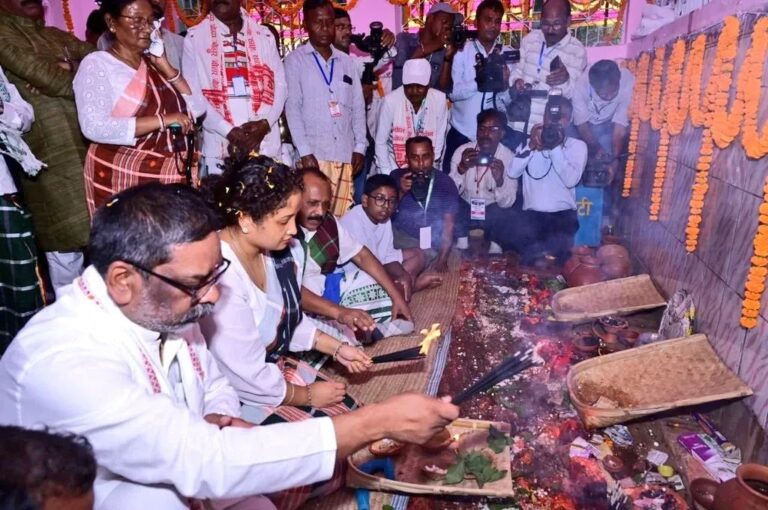 Jharkhand: CM हेमंत सोरेन ने पत्नी कल्पना के साथ आदिवासी धार्मिक स्थल लुगुबुरु घंटाबाड़ी का दौरा किया, संथालों के पवित्र मंदिर में की पूजा