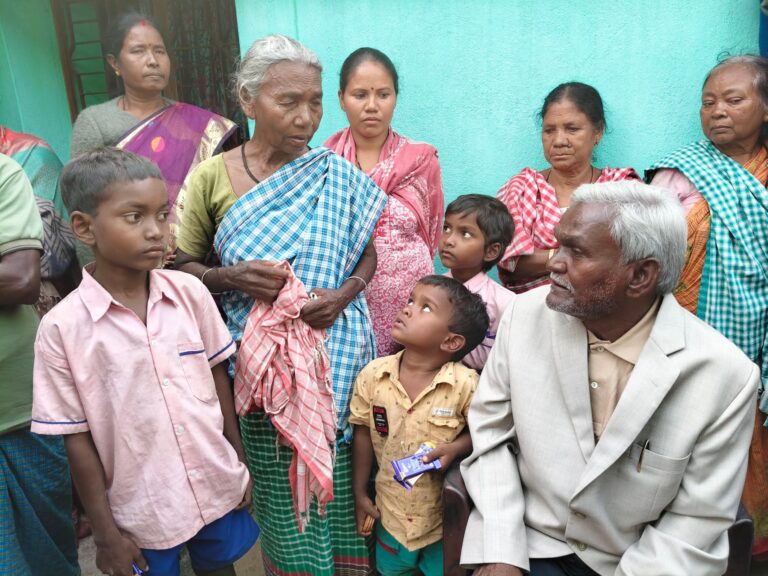 Champai Soren: चाईबासा लाठीचार्ज के पीड़ितों से मिलने पहुंचे पूर्व सीएम चंपाई सोरेन, आदिवासियों पर अत्याचार ही राज्य सरकार का सच है..