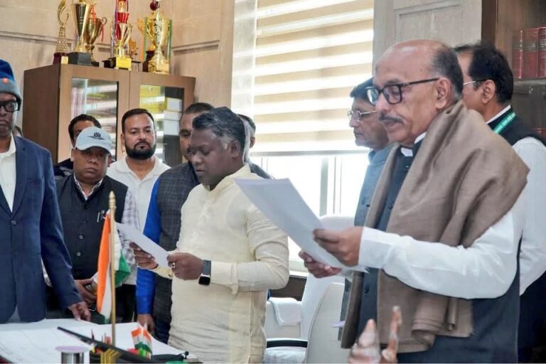 Somesh Soren: घाटशिला के नवनिर्वाचित विधायक सोमेश सोरेन ने झारखंड विधानसभा सदस्य के रूप में शपथ ली, CM हेमंत सोरेन ने दी बधाई