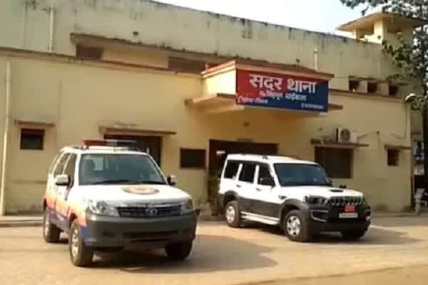 Chaibasa JMM: झामुमो के पूर्व संयुक्त सचिव पर पार्टी के अधिकृत फेसबुक पेज पर अश्लील फोटो डालने का आरोप, जिला सचिव राहुल आदित्य ने दर्ज कराया मामला