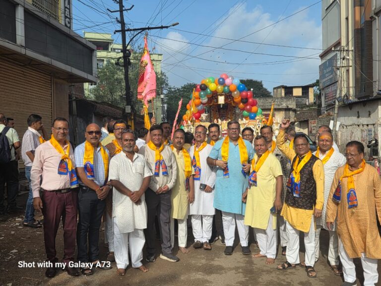 Jamshedpur: देवउठनी एकादशी पर श्री श्याम जन्मोत्सव के शुभ अवसर पर मारवाड़ी समाज द्वारा भव्य निशान यात्रा का आयोजन,सैकड़ों श्याम भक्त निशान यात्रा में हुए सम्मिलित