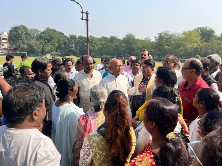 Jamshedpur News: सोनारी एयरपोर्ट के विस्तार के विरोध में उपायुक्त कार्यालय के समक्ष विरोध प्रदर्शन