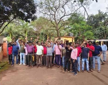 Chaibasa: सेल के जेनरल ऑफिस के समक्ष मजदूरों का विरोध प्रदर्शन, ओवरटाइम की मांगी राशि, चक्का जाम करने की दी चेतावनी