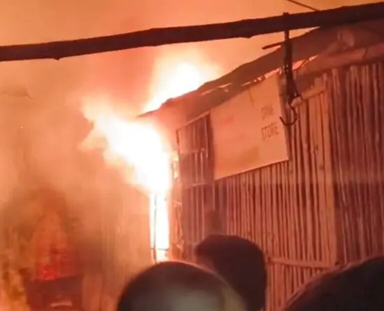 Jamshedpur: सिदगोड़ा मार्केट में लगी भीषण आग, कई दुकानें और गोदाम जलकर खाक, लाखों के नुकसान का अनुमान, दुकानदारों ने जतायी साजिश की आशंका