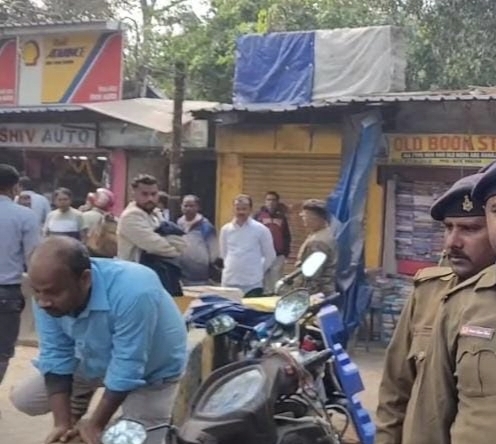 Jamshedpur: साकची में अतिक्रमण हटाने की मुहिम जारी, जेएनएसी की टीम ने मानगो की ओर जाने वाली मुख्य सड़क करायी खाली