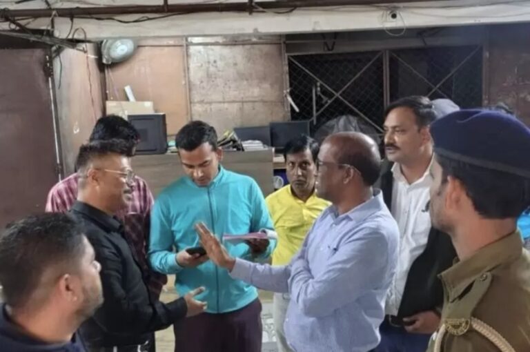 Jamshedpur: JNAC की अतिक्रमण पर सख्ती जारी, साकची के बाद अब बिष्टुपुर क्षेत्र में चलाया अभियान, कई को दी चेतावनी, जुर्माना भी वसूला