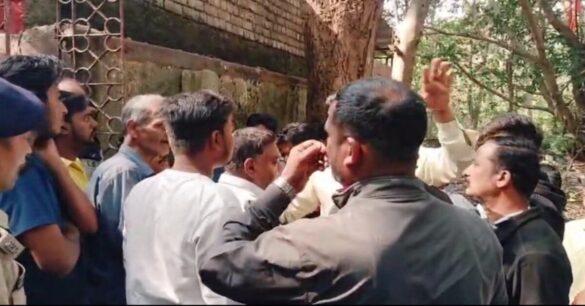 Jamshedpur: साकची में कचहरी बाबा मंदिर की घेराबंदी करने पर हंगामा, टाटा स्टील यूआइसीएल का विरोध, पुलिस तैनात