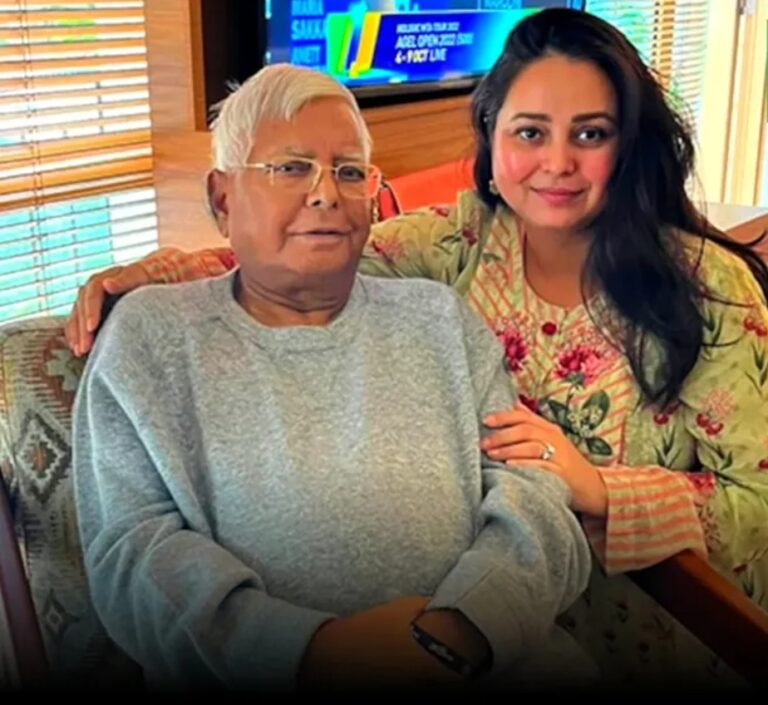 Lalu yadav Family Controversy: तेजप्रताप के बाद अब लालू की बेटी रोहिणी ने राजनीति और परिवार छोड़ा, बोलीं- सवाल पूछने पर घर से निकाला, गाली दी गयी और चप्पल से पिटवाया