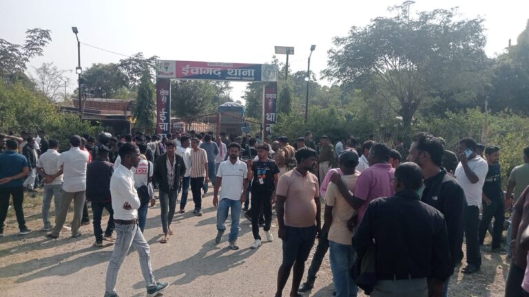 Saraikela: बालू तस्करी रोकने पहुंची पुलिस, माफिया और जेएलकेएम के समर्थकों के बीच हिंसक झड़प, कई जख्मी, चलानी पड़ीं गोलियां, चार गिरफ्तार, यह है वजह?