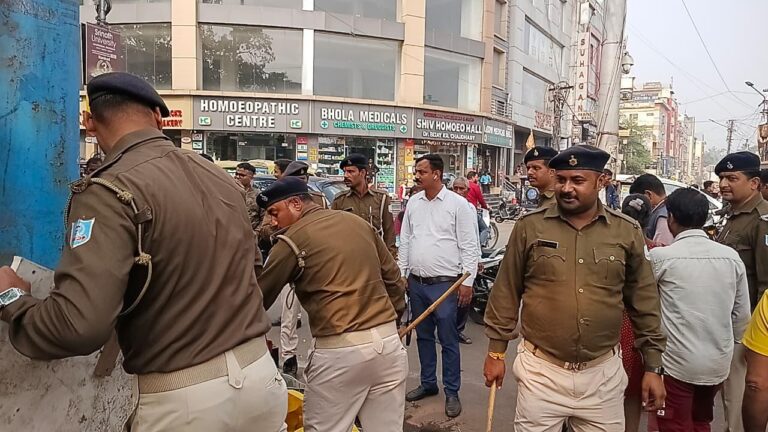 Jamshedpur News :साकची–स्ट्रेट माइल रोड में JNAC का अतिक्रमण हटाओ अभियान,₹22,800 जुर्माना वसूला