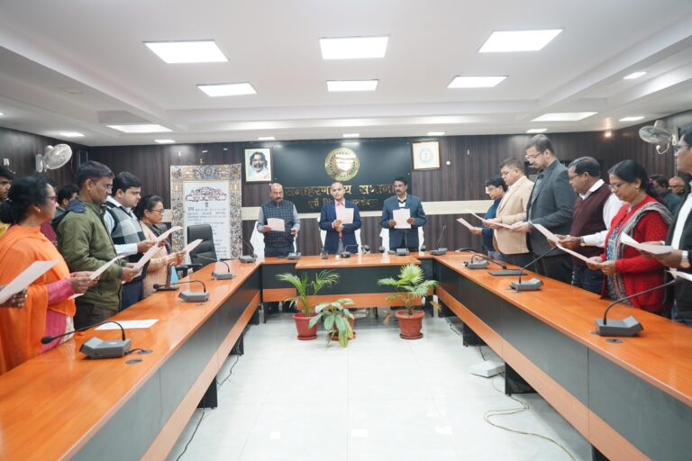 Jamshedpur News :संविधान दिवस पर समाहरणालय सहित सभी सरकारी कार्यालयों में प्रस्तावना का सामूहिक पाठ