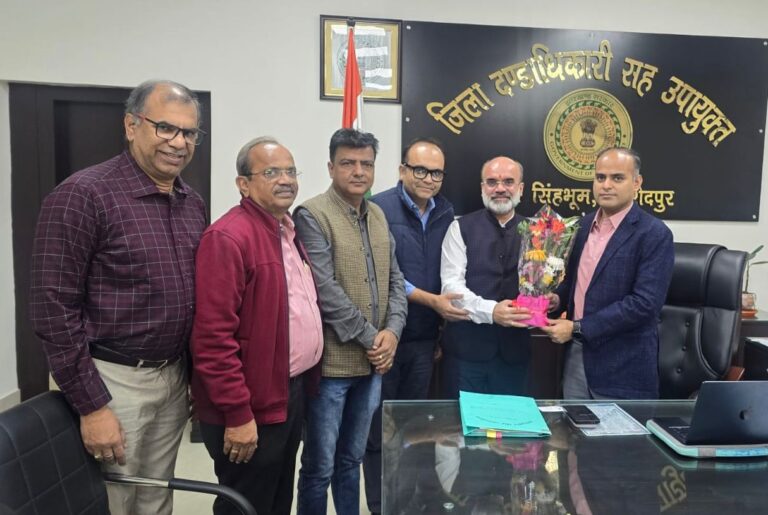 Jamshedpur News :सिंहभूम चैम्बर प्रतिनिधिमंडल ने उपायुक्त से मुलाकात कर उठाए शहर की समस्याओं के मुद्दे