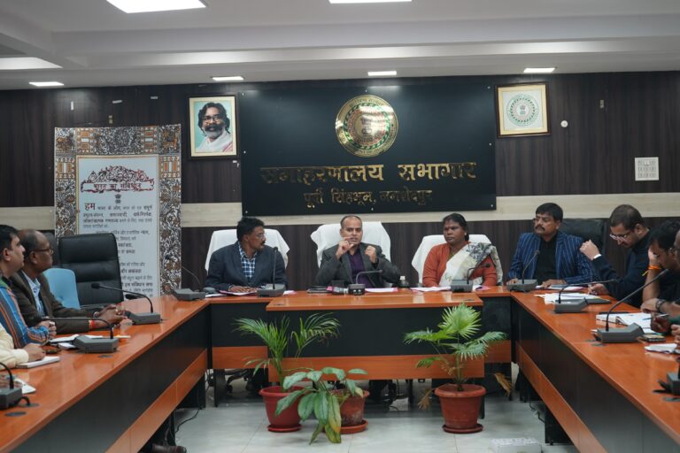 Jamshedpur News :जिले में बनेगा पहला ‘मॉडल सोलर विलेज’: पीएम–सूर्य घर योजना पर उपायुक्त की अध्यक्षता में समीक्षा बैठक, 10 गांवों में शुरू होगा 6 माह का चैलेंज