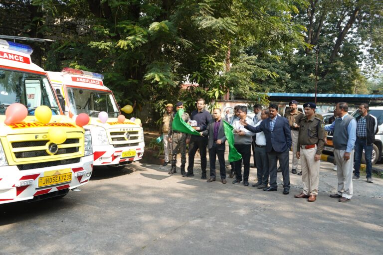 Jamshedpur News :UCIL ने CSR मद से तीन जेलों को एंबुलेंस उपलब्ध कराईं, उपायुक्त ने हरी झंडी दिखाकर किया रवाना