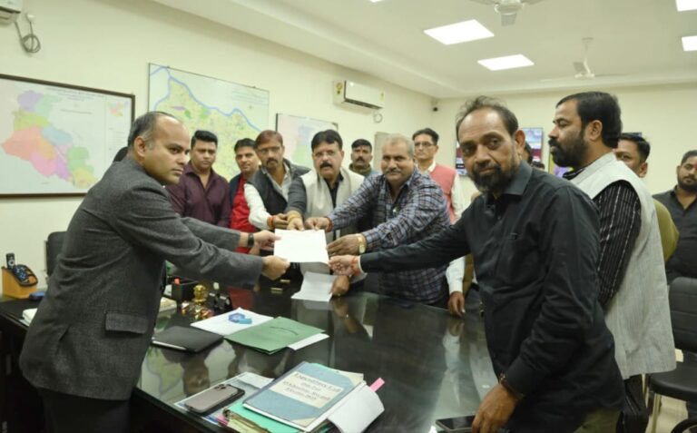 Jamshedpur News :भुइयांडीह की कार्रवाई पर भाजपा के प्रतिनिधिमंडल ने जिला उपायुक्त को सौंपा ज्ञापन, ठंड में बेघर परिवारों के पुनर्वास की रखी मांग, सांसद विद्युत महतो भी रहे मौजूद