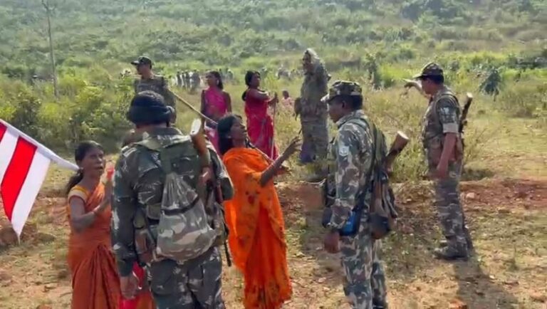 Jharkhand: स्टोन प्लांट में डेटोनेटर लगाने को लेकर ग्रामीणों के साथ हिंसक झड़प, चार पुलिसकर्मी घायल, 3 महिलाओं सहित 14 लोगों को हिरासत में लिया
