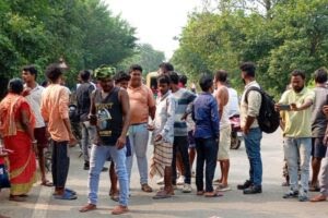 Potka Road Accident: हाता-टाटा मार्ग पर गितिलता के समीप पिकअप वैन की टक्कर से बाइक सवार की मौत, विरोध में सड़क पर उतरे लोग, रोड जाम