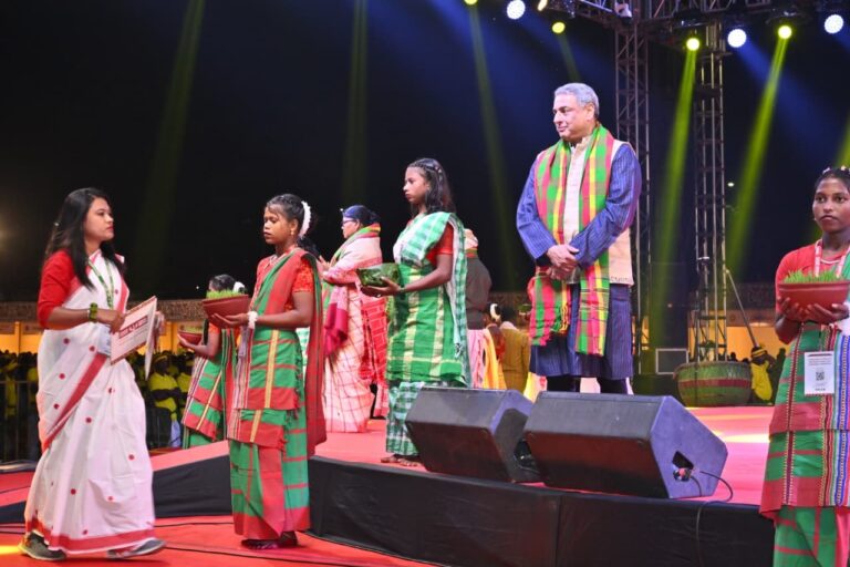 Tata Steel ‘Samvad’ Conclave: बिष्टुपुर के गोपाल मैदान में जनजातीय सम्मेलन संवाद का हुआ शानदार आगाज, 26 राज्यों से पहुंचे 2500 कलाकार, जानें क्या है खास