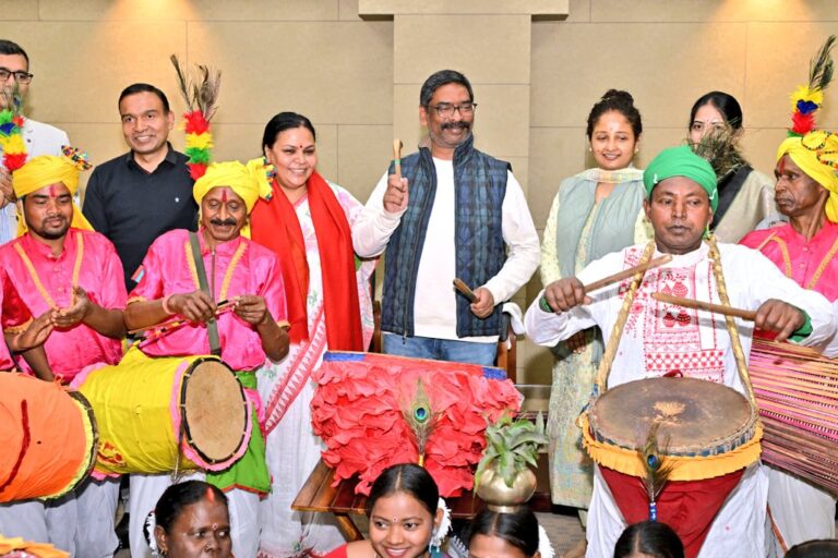 Jharkhand: पेसा को मंजूरी दिए जाने पर जनजातीय क्षेत्र के ग्राम प्रमुख सीएम हाउस पहुंचे, हेमंत सोरेन से मिल कर जताया आभार, आदिवासी समुदाय ने मनाया ‘पेसा महोत्सव’