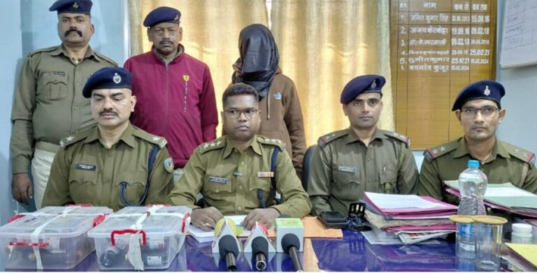 Jamshedpur: प्रतिबंधित कफ सिरप की हो रही थी अवैध तस्करी, 27 बोतल बरामद, नाबालिग सहित दो लोग गिरफ्तार