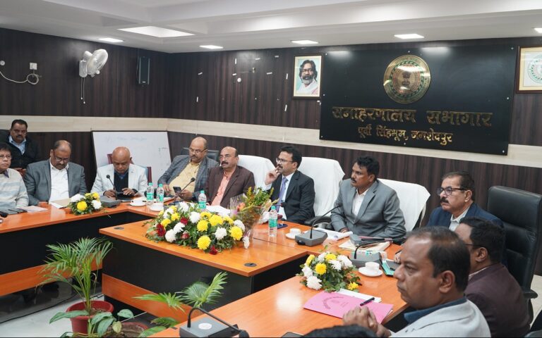 Jamshedpur: पूर्वी सिंहभूम आकांक्षी जिलों की श्रेणी से बाहर आने की दिशा में करेगा प्रगति, समीक्षा बैठक में संयुक्त सचिव ने दिए ये निर्देश