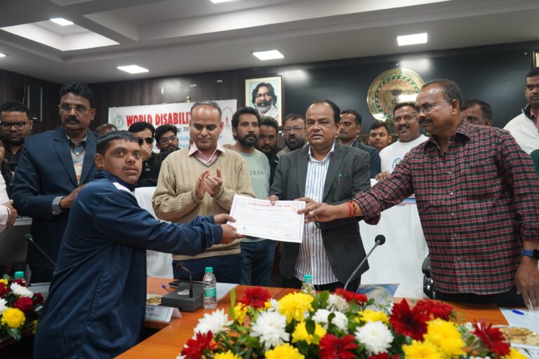 Jamshedpur News :विश्व दिव्यांगता दिवस, समाहरणालय में विशेष कार्यक्रम, स्वास्थ्य मंत्री डॉ. इरफान अंसारी ने 10 दिव्यांगजनों को दी ई-ट्राई साइकिलें, राष्ट्रीय खिलाड़ियों को प्रशस्ति पत्र से सम्मानित