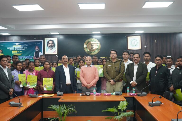 Jamshedpur: चौकीदार पद पर चयनित अभ्यर्थियों को जमशेदपुर के उपायुक्त ने सौंपा नियुक्ति पत्र, शुभकामनाओं के साथ जिम्मेदारियां भी बतायीं