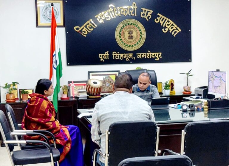 Jamshedpur News :बर्मामाइंस की जनसमस्याओं को लेकर विधायक पूर्णिमा साहू ने जिला उपायुक्त से मुलाकात कर रखीं ठोस मांगें, सोमवार को कंपनियों संग बैठक कर स्थायी समाधान का उपायुक्त ने दिया भरोसा