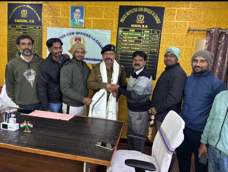 Jamshedpur: जमशेदपुर रनजीनियर्स ग्रुप ने इंस्पेक्टर आनंद मिश्रा को किया सम्मानित