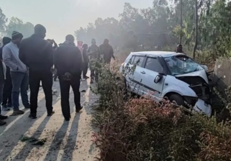 Road Accident: बस से आगे निकलने की होड़ में डिवाइडर से टकरायी कार, बच्चे समेत एक ही परिवार के 3 लोगों की मौत, 7 घायल, सभी आसनसोल से लौट रहे थे गया