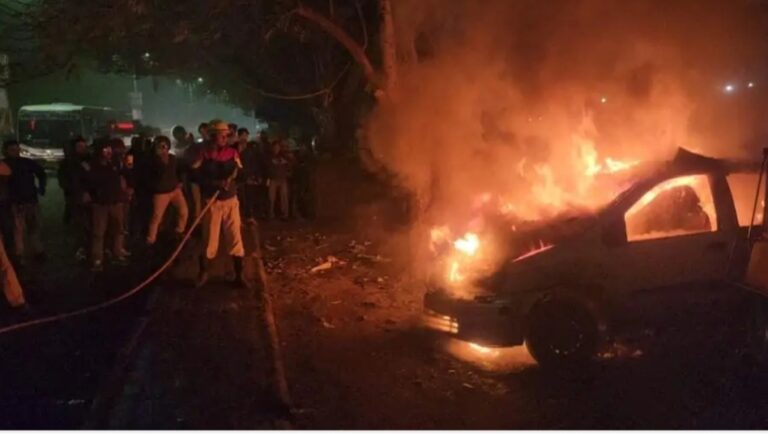 Jamshedpur: एग्रीको ट्रैफिक सिग्नल के पास गैराज में लगी आग, कार और ऑटो जलकर राख, शॉर्ट सर्किट से आग लगने की आशंका