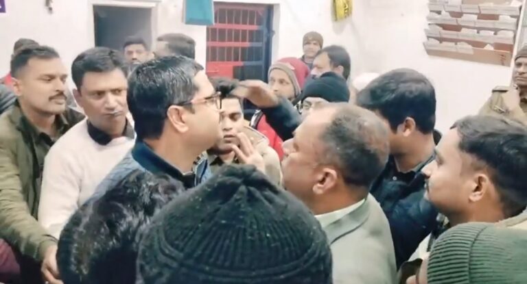 Jamshedpur: मानगो थाना में हंगामा, मारपीट व तोड़फोड़ मामले में बड़ी कार्रवाई, दोनों पक्षों के 13 नामजद, 15 अज्ञात पर FIR, 7 आरोपी गिरफ्तार