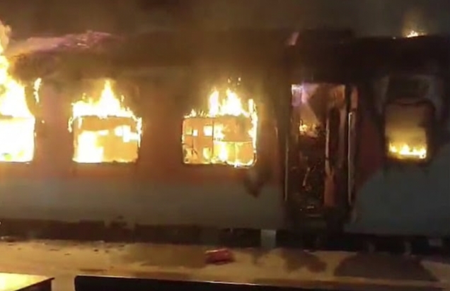 Railway Fire In Train: टाटानगर-एर्नाकुलम एक्सप्रेस के दो डिब्बे में आग लगी, दोनों बोगी में 143 लोग थे सवार, एक यात्री की मौत, आंध्र प्रदेश में यलमंचिली के पास हुआ हादसा