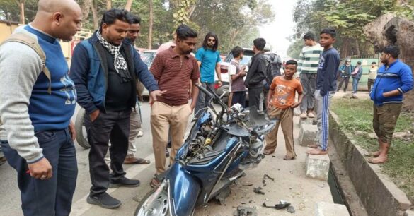 Jamshedpur Road Accident: साकची में सड़क हादसा, तेज रफ्तार कार ने स्कूटी को मारी टक्कर, युवक गंभीर