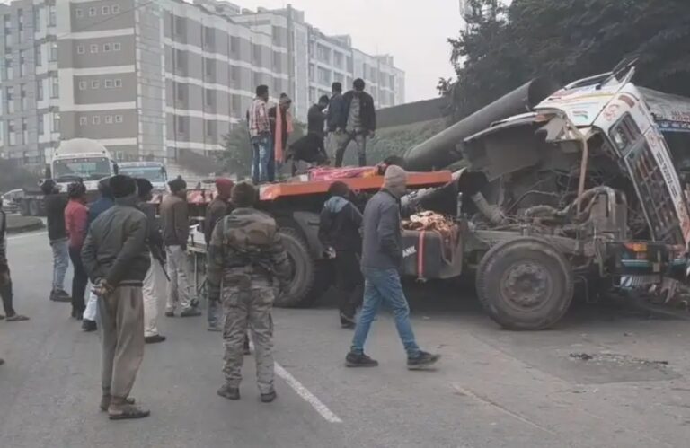 Jamshedpur: मरीन ड्राइव गोलचक्कर के पास सड़क हादसा, लोहे की पाइप लदा ट्रेलर अचानक अनियंत्रित होकर डिवाइडर से टकराया, चालक की मौत