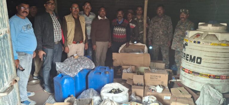 Saraikela-Kharsawa News :नववर्ष से पहले बड़ी कार्रवाई,गम्हरिया में नकली शराब निर्माण केंद्र उजागर, भारी मात्रा में स्पिरिट और बोतलें बरामद