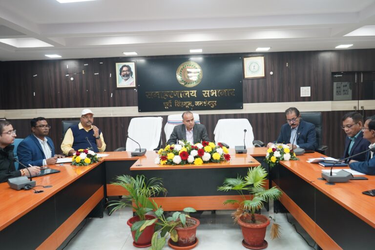 Jamshedpur News :उपायुक्त कर्ण सत्यार्थी की सख्त समीक्षा, अस्पतालों में सुविधाएँ बेहतर करने के लिए नई टीमों का गठन