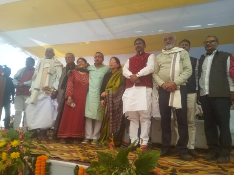 Jamshedpur News :बहरागोड़ा में समाजसेवी द्विजेन कुमार षडंगी की मूर्ति का भव्य अनावरण